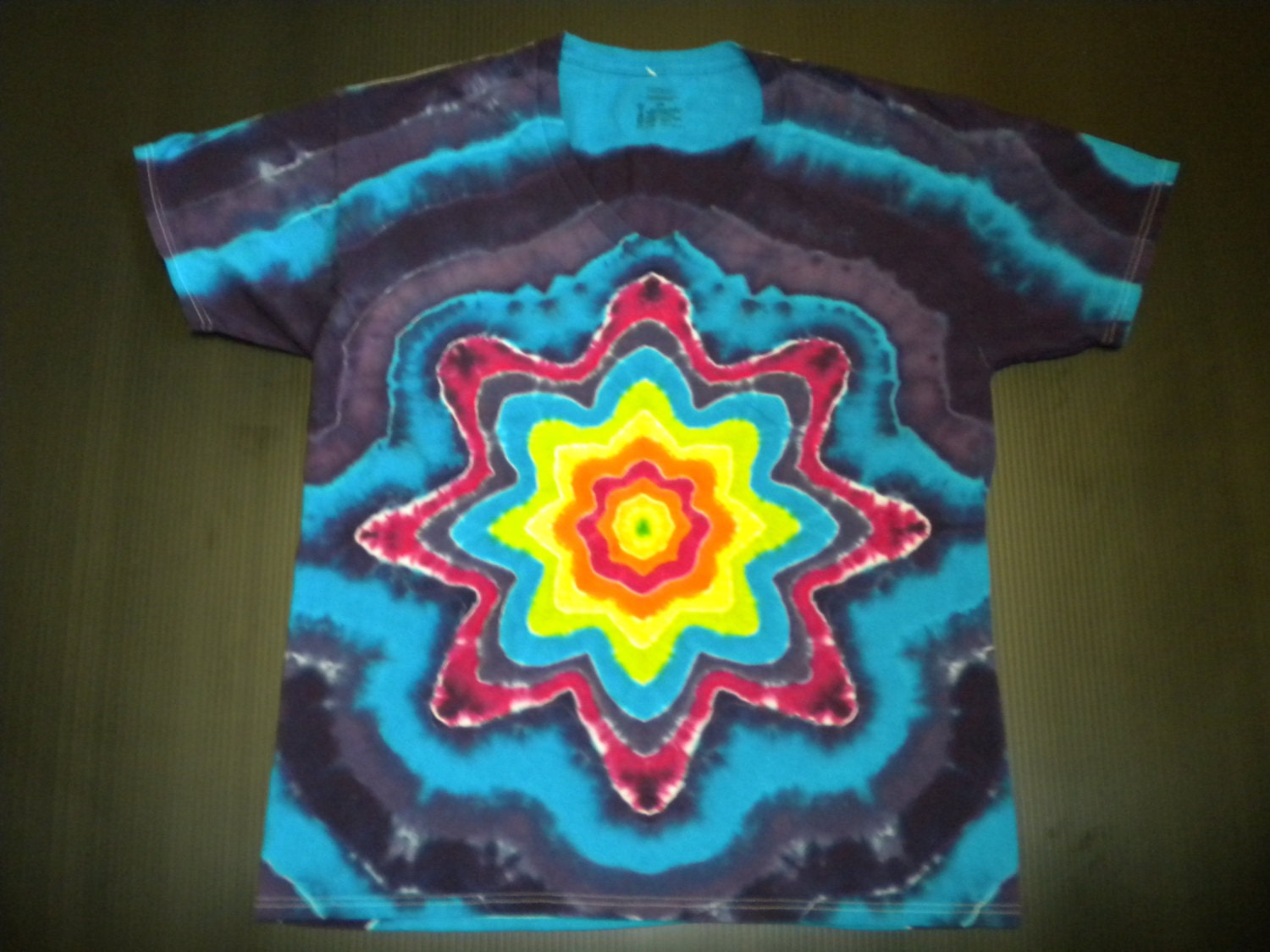 Tie Dye Shirt, Mandala Star Burst, Größe Groß, Tiedye, Rainbow V-Neck Dye, Mandala, L Tiedye Tie Dye Shirt, Mandala Star Burst, Größe Groß, Tiedye, Rainbow V-Neck Dye, Mandala, L Tiedye von PlanetBeadlejewlz