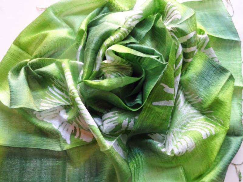 Grüner Schal Handgefärbt Natürliche Seide Handgewebte Batik Hochzeit Geschenk Zubehör Thai Rohseide Handgemachte Light Weight Für Sie von PlanetEarthHandmade