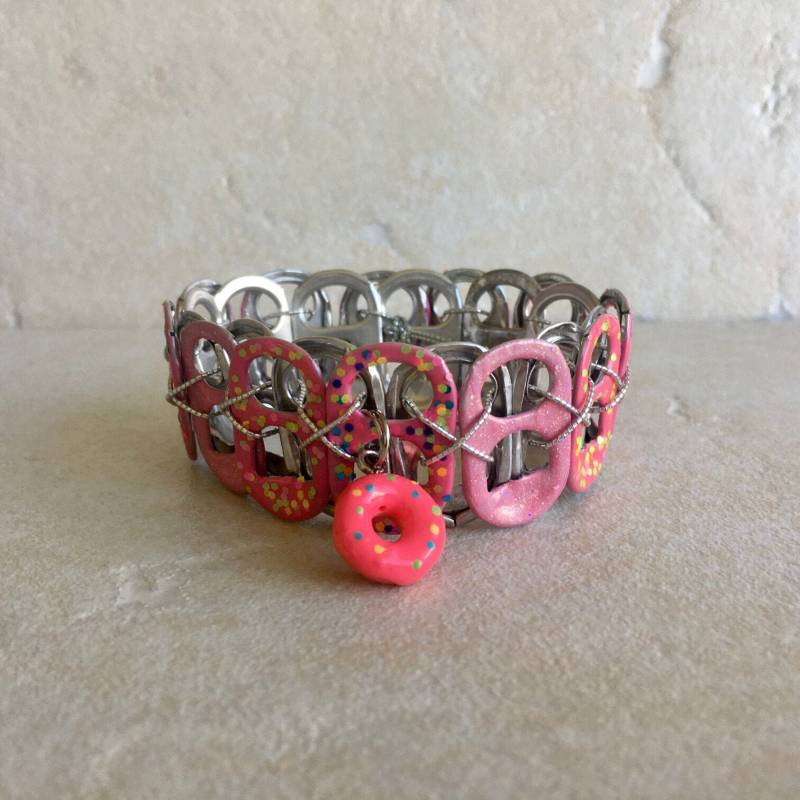 Donut Soda Pop Tab Armband Rosa Charm, Streusel, Neuheit Schmuck von PlanetPolly