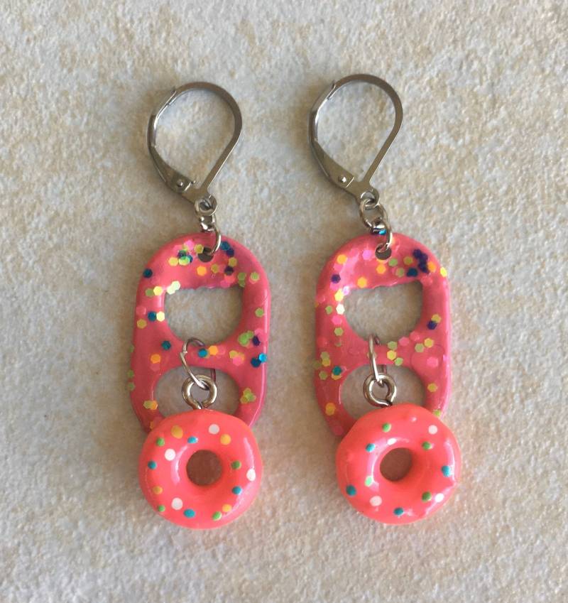 Donut Pop Tab Ohrringe Upcycled, Rosa Donut-Charms, Handbemalt von PlanetPolly