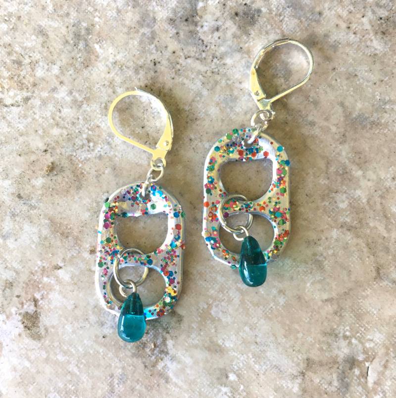 Glitzernde Mehrfarbige Soda Pop Tab Ohrringe - Smaragd, Charm, Upcycled, Handbemalt, Baumeln Ohrringe von PlanetPolly