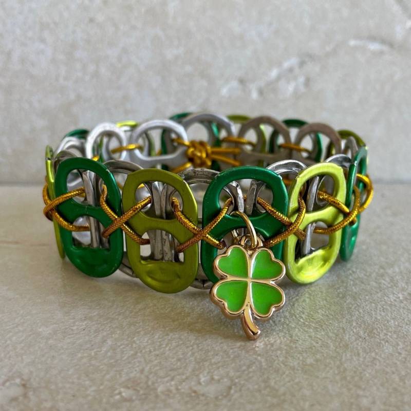st. Patricks Day Soda Tab Armband Upcycled Shamrock Anhänger von PlanetPolly