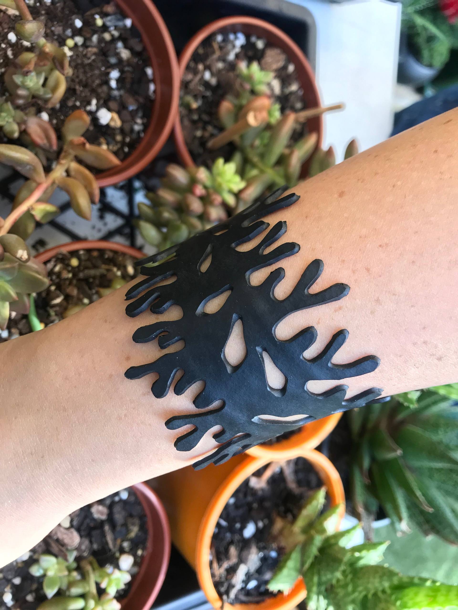 Gummi Koralle Manschettenarmband Gummi Koralle Manschettenarmband von PlanetSaverOrg