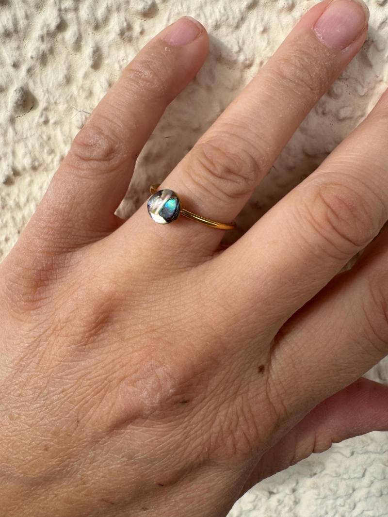 Einzigartiger Ring Mit Schimmerndem Perlmutt - Handgefertigt Aus Epoxidharz von Plantarelle