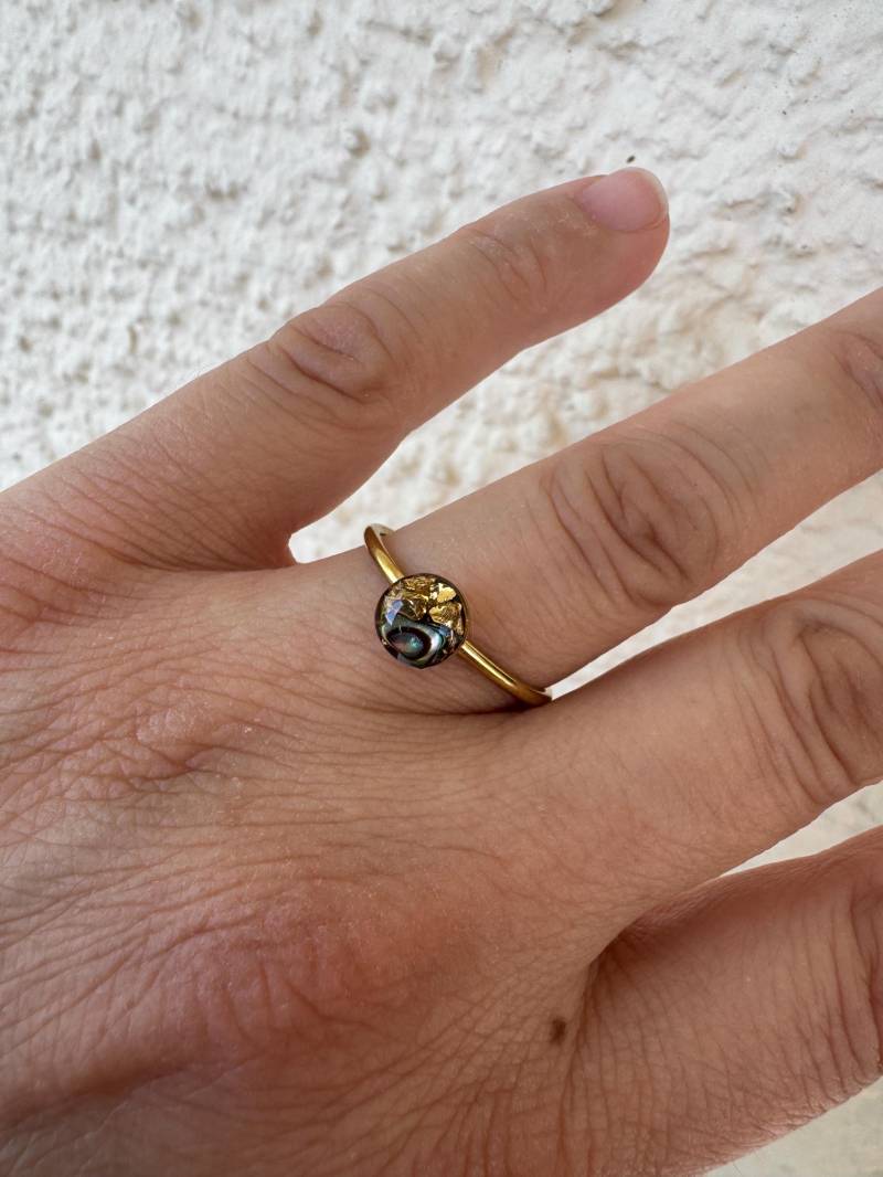 Einzigartiger Ring Mit Schimmerndem Perlmutt - Handgefertigt Aus Epoxidharz von Plantarelle