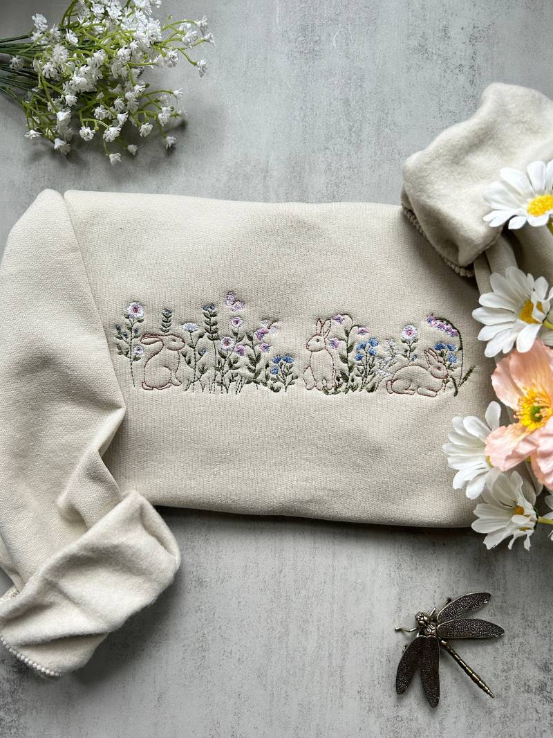 Ostern Bestickte Sweatshirt. Kaninchen Und Blumen Gesticktes Sweatshirt, Niedliches Coquette Sweatshirt Mit Rundhalsausschnitt, Geschenk Für Sie Ostern Bestickte Sweatshirt. Kaninchen Und Blumen Gesticktes Sweatshirt, Niedliches Coquette Sweatshirt Mit Rundhalsausschnitt, Geschenk Für Sie von PlantifulDesignCo
