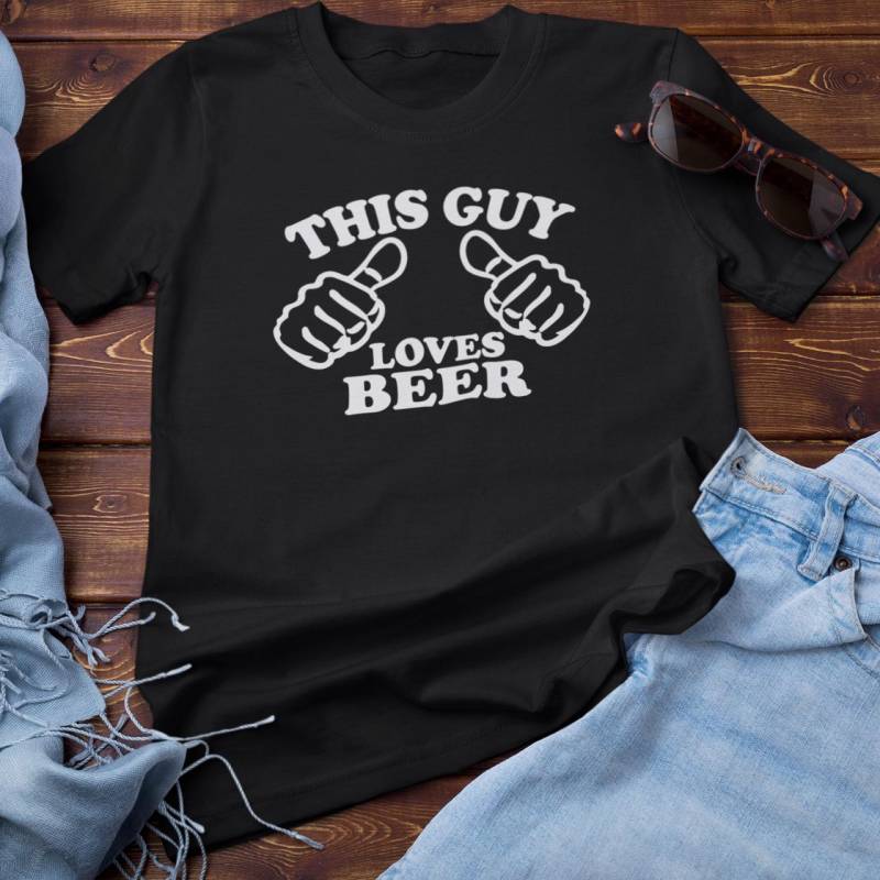 Dieser Typ Liebt Bier T-Shirt von PlasticRevolution
