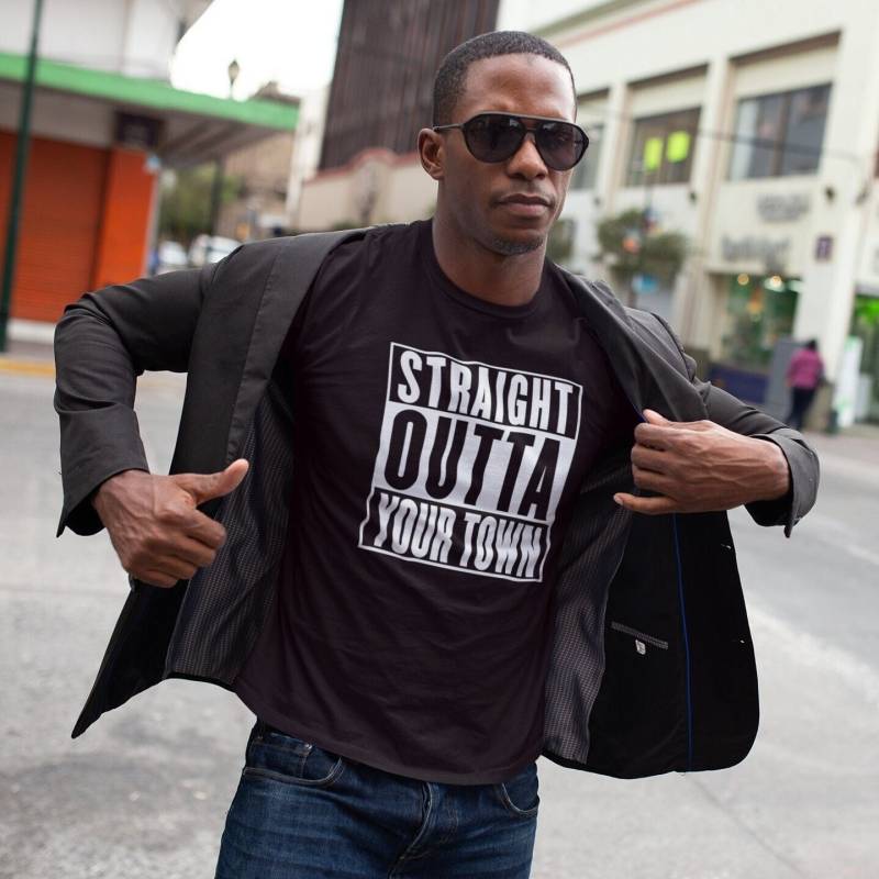 straight Outta "Your Town" - Individualisierbare T-Shirt straight Outta "Your Town" - Individualisierbare T-Shirt von PlasticRevolution