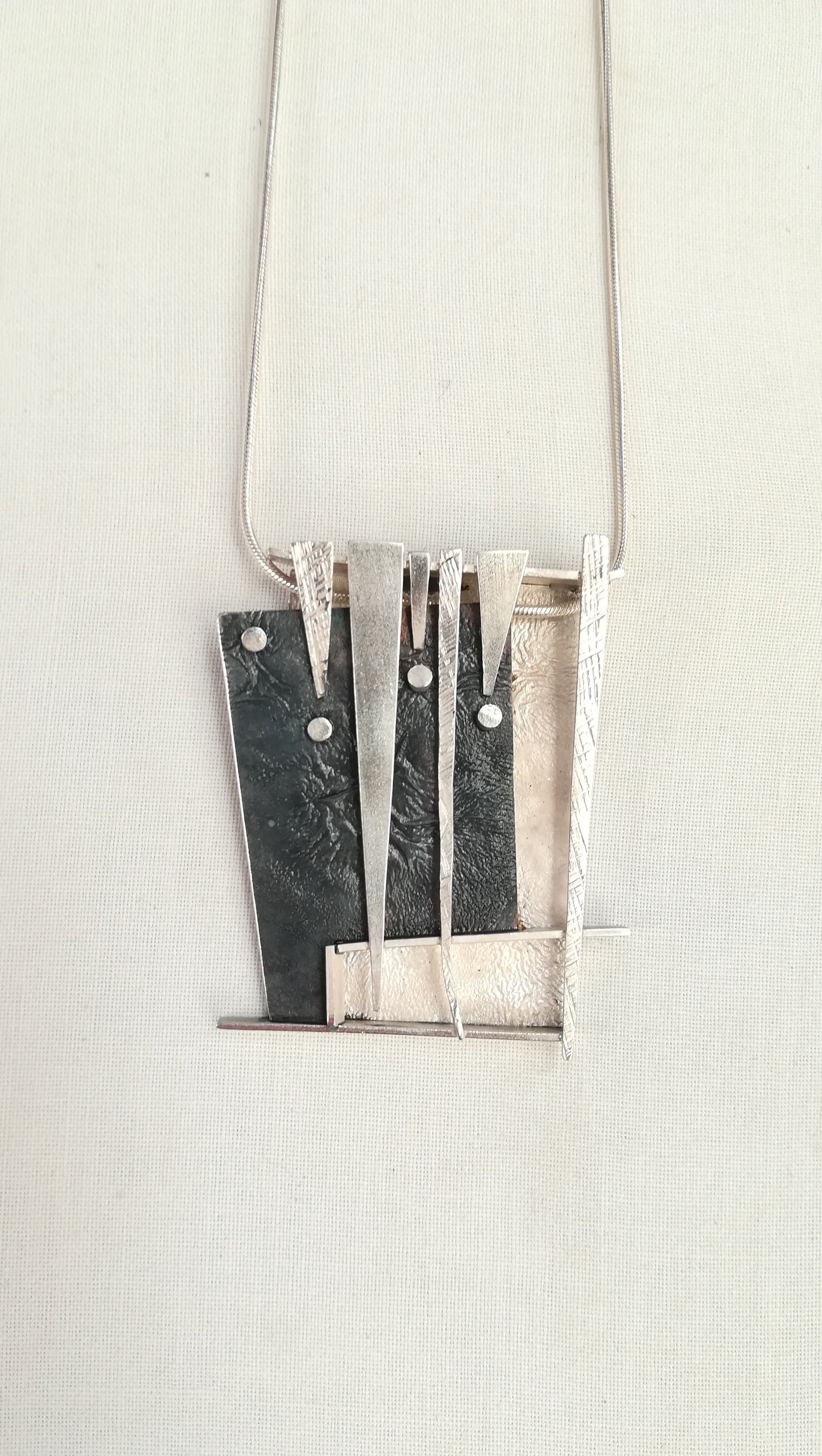 Silber Anhänger Und Schwarzen Tridimension. Neue Kollektion von PlataformaBarcelona