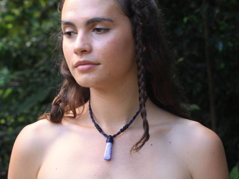 Handgemachte Macramé Charoit Anhänger Halskette, Kristall Heilstein Schmuck, Einzigartiger Lila Edelstein, Boho Edelstein Anhänger von PlatypusDreaming