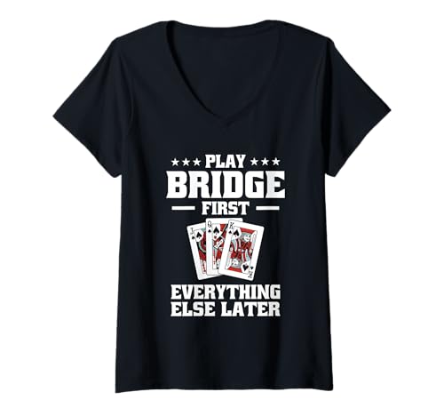 Damen Trick Taking Kartenspiel Überraschung Bridge Spielen Gruppen T-Shirt mit V-Ausschnitt Damen Trick Taking Kartenspiel Überraschung Bridge Spielen Gruppen T-Shirt mit V-Ausschnitt von Play Bridge First Everything Else Later