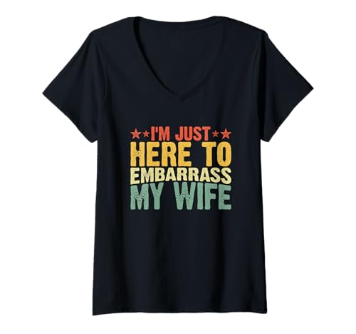 Damen Ich Bin nur Hier, um Meine Frau in Verlegenheit zu bringen T-Shirt mit V-Ausschnitt Damen Ich Bin nur Hier, um Meine Frau in Verlegenheit zu bringen T-Shirt mit V-Ausschnitt von Playful Expressions For Couples Fun