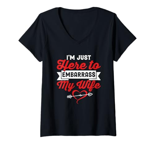 Damen Ich Bin nur Hier, um Meine Frau in Verlegenheit zu bringen T-Shirt mit V-Ausschnitt Damen Ich Bin nur Hier, um Meine Frau in Verlegenheit zu bringen T-Shirt mit V-Ausschnitt von Playful Marriage Humor Romantic Fun