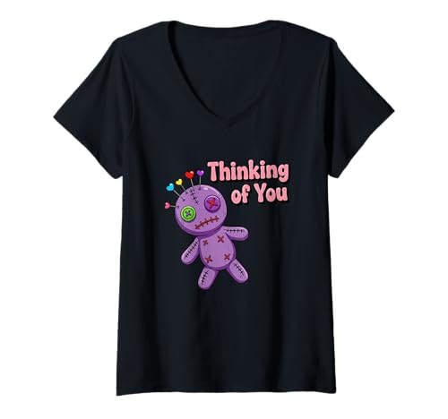 Damen Niedliche Voodoo-Puppe Thinking of You T-Shirt mit V-Ausschnitt von Playful Whimsical Voodoo Doll Design