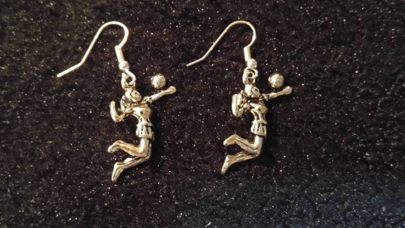 Volleyball Ohrringe Antike Tibetsilber Sportler. Hitter, Setter, Server, Wen Interessiert Es? Nicht Ins Netz Schlagen, Ein Paar Kaufen Volleyball Ohrringe Antike Tibetsilber Sportler. Hitter, Setter, Server, Wen Interessiert Es? Nicht Ins Netz Schlagen, Ein Paar Kaufen von PlayfulEars