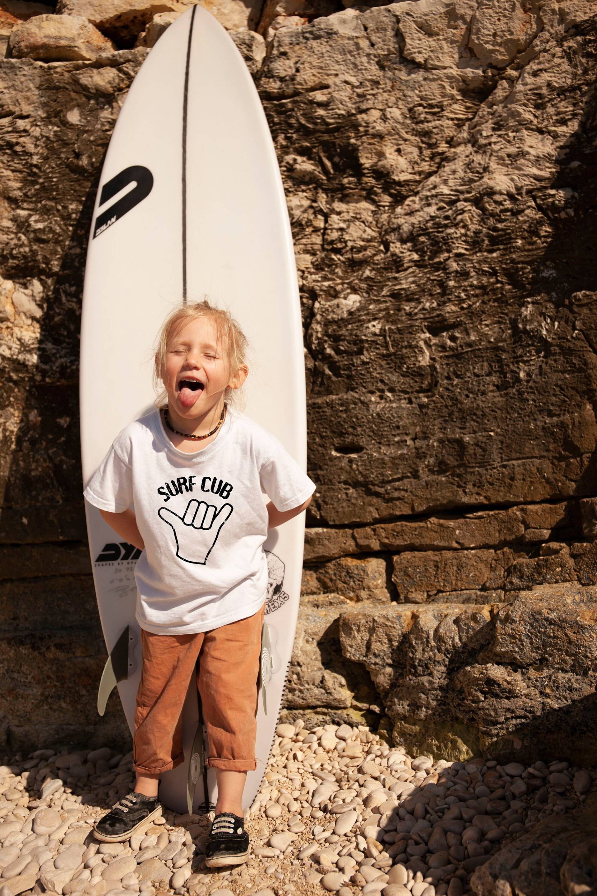 Surfer Tshirt, Kinder Surf Baby, Junge Geschenk, Mädchen, Cub Shaka Hang Loose Tshirt von PlaygroundTales