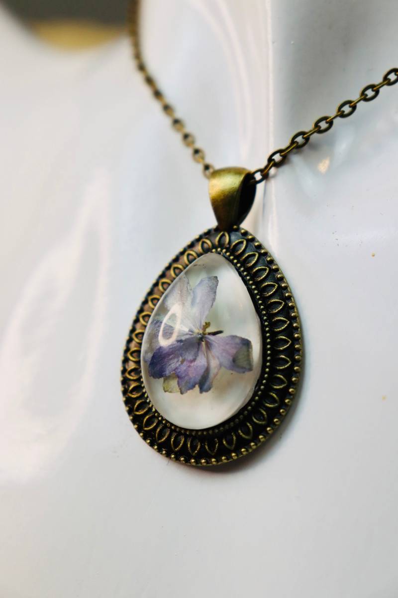 Edle Damenkette „Hortensie" Aus Epoxidharz Mit Echten Blüten von PlazaPicaza