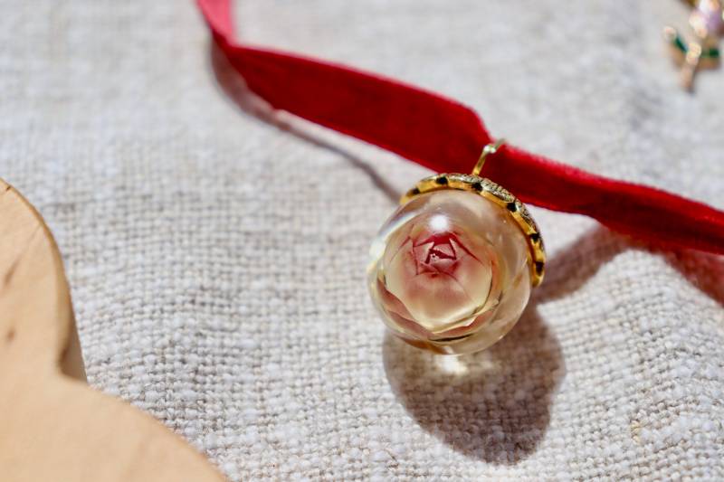 Kropfband „Red Velvet" Aus Epoxidharz Mit Echter Blüte von PlazaPicaza