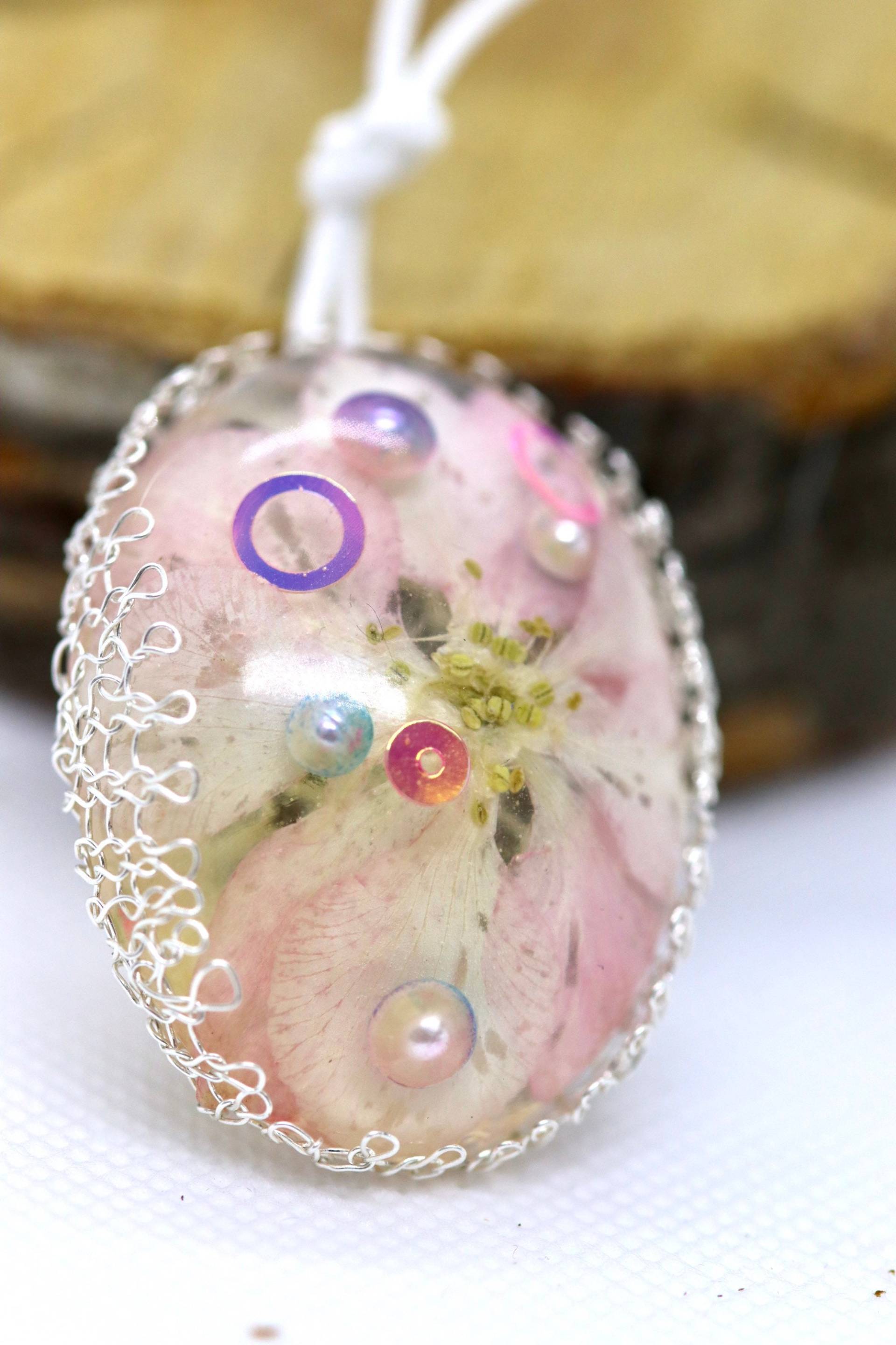 Ovales Collier Aus Epoxidharz Und Gehäkeltem Draht von PlazaPicaza