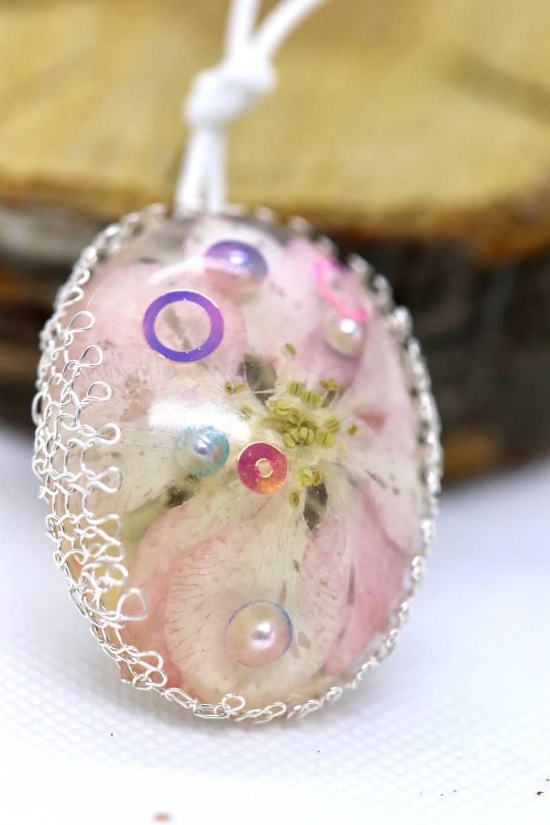 Ovales Collier Aus Epoxidharz Und Gehäkeltem Draht von PlazaPicaza