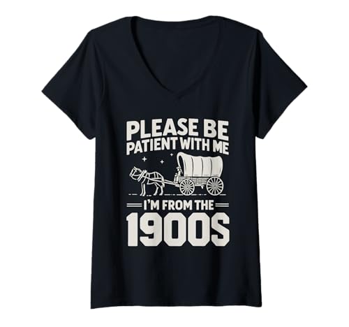 Damen Lustiger sarkastischer Spruch "Please Be Patient I'm From the 1900s" T-Shirt mit V-Ausschnitt Damen Lustiger sarkastischer Spruch "Please Be Patient I'm From the 1900s" T-Shirt mit V-Ausschnitt von Please Be Patient I'm From the 1900s Humor Saying