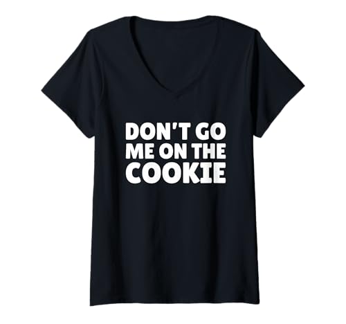 Damen Please Dont Go Me On The Cookie T-Shirt mit V-Ausschnitt Damen Please Dont Go Me On The Cookie T-Shirt mit V-Ausschnitt von Please Dont Go Me On The Cookie