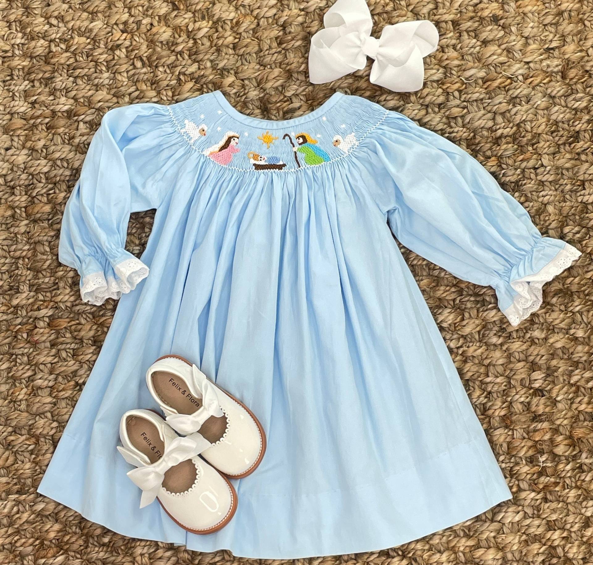 Weihnachtskrippe Gesmoktes Kleid in Hellblau - Bischof Kleid, Langarm, Vintage Stil, Passende Geschwister Outfit, Baby Mädchen Erbstück von PleatsAndStitches