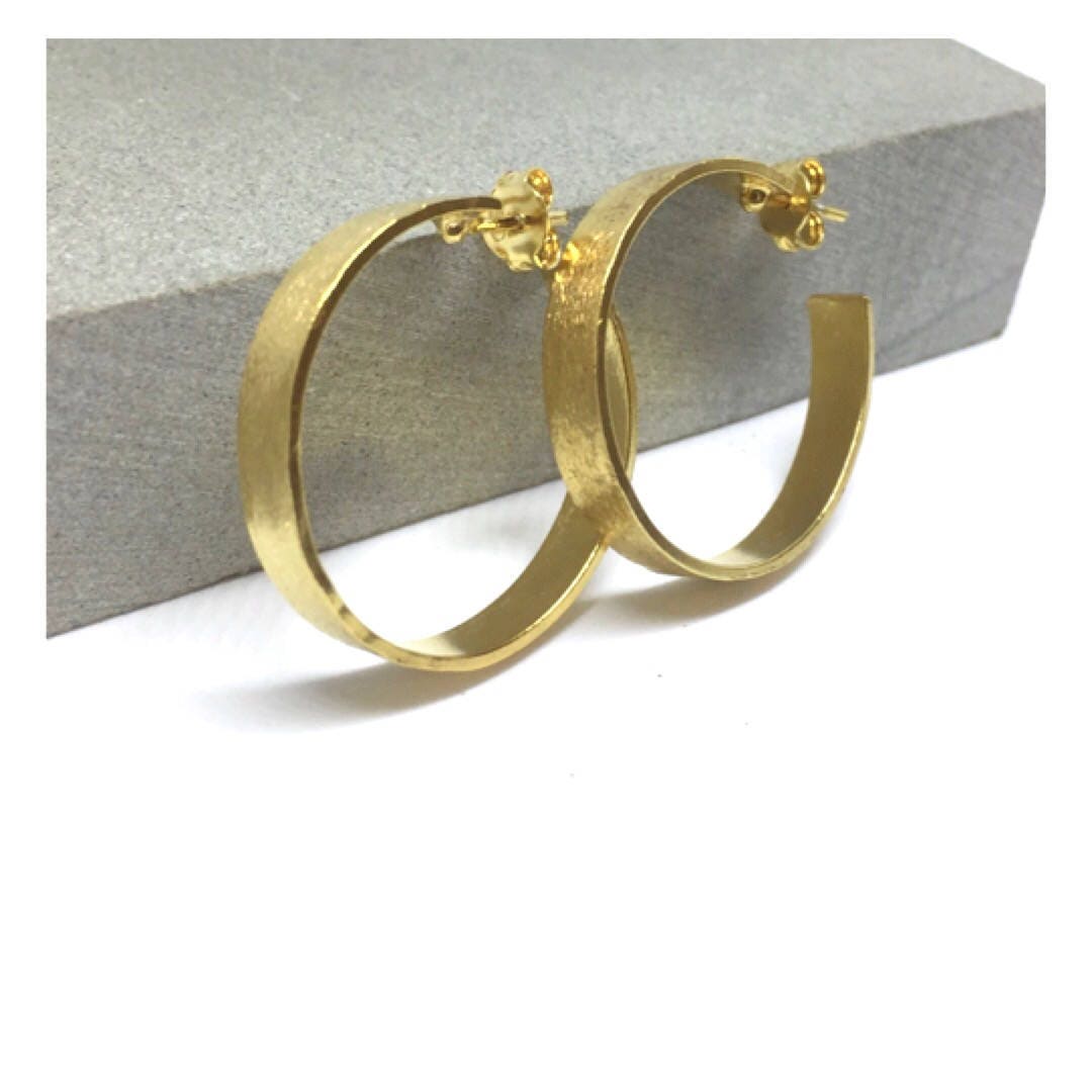 Minimale Gold Reifen, 22K Gefüllt Messing Mittlere Creolen von PleiadesJewelry