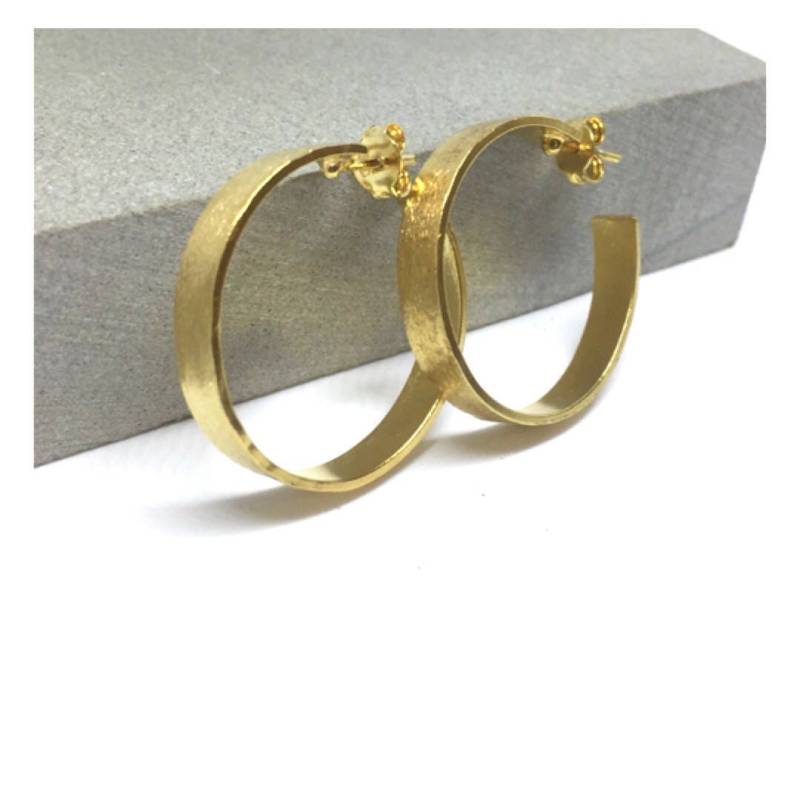 Minimale Gold Reifen, 22K Gefüllt Messing Mittlere Creolen von PleiadesJewelry