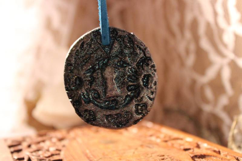 Antike Rosette - Geformten Ton Wachs Stempel Hirschleder Thong W/Glasspony Perlen von PleiadiaJewels