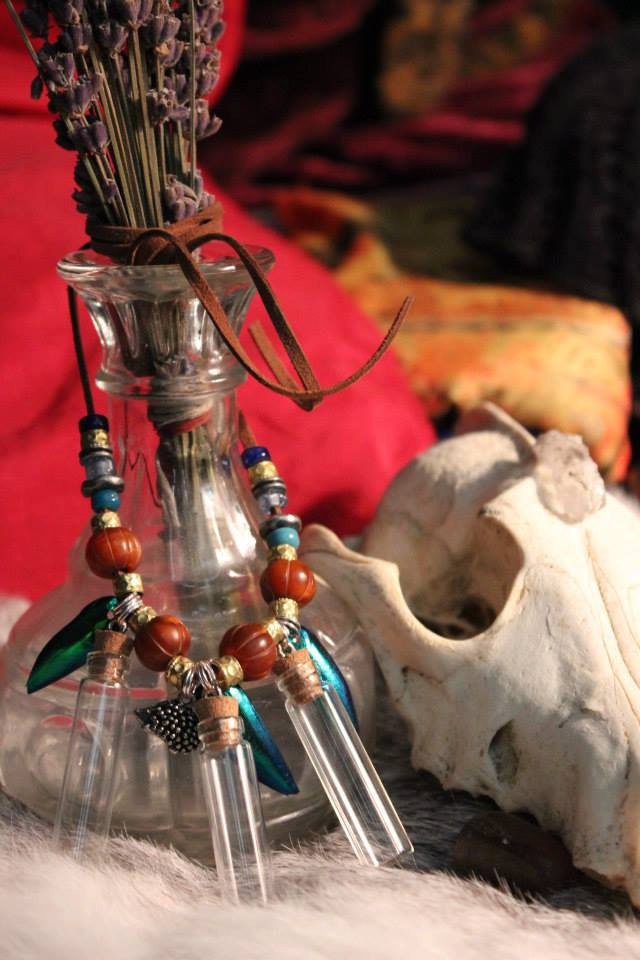 Drei Flaschen ~ Flügel Igel Anhänger Horn, Handelsperle Und Vintage Metall Perlen Halsschutz von PleiadiaJewels