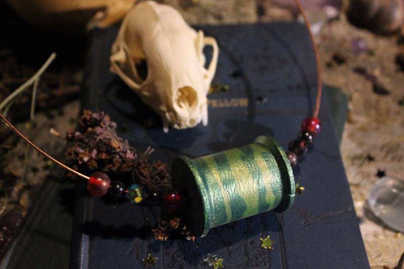 Faeryfound - Grün Gold Streifen Metallic Spule + Vintage Perlen von PleiadiaJewels