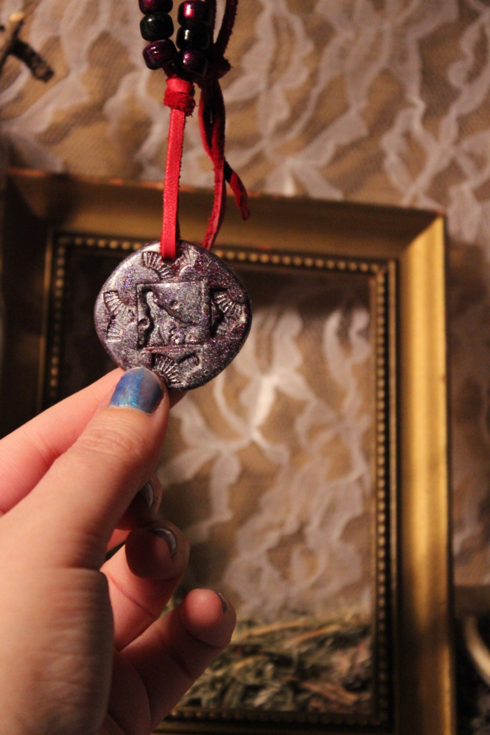 Mädchen Zu Fuß Einen Windhund Im Wind - Geformten Ton Wachs Stempel Jahrgang Kupfer Buchdruck Halskette von PleiadiaJewels