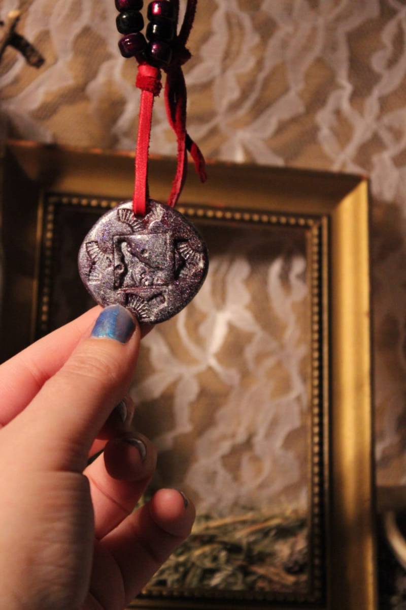 Mädchen Zu Fuß Einen Windhund Im Wind - Geformten Ton Wachs Stempel Jahrgang Kupfer Buchdruck Halskette von PleiadiaJewels