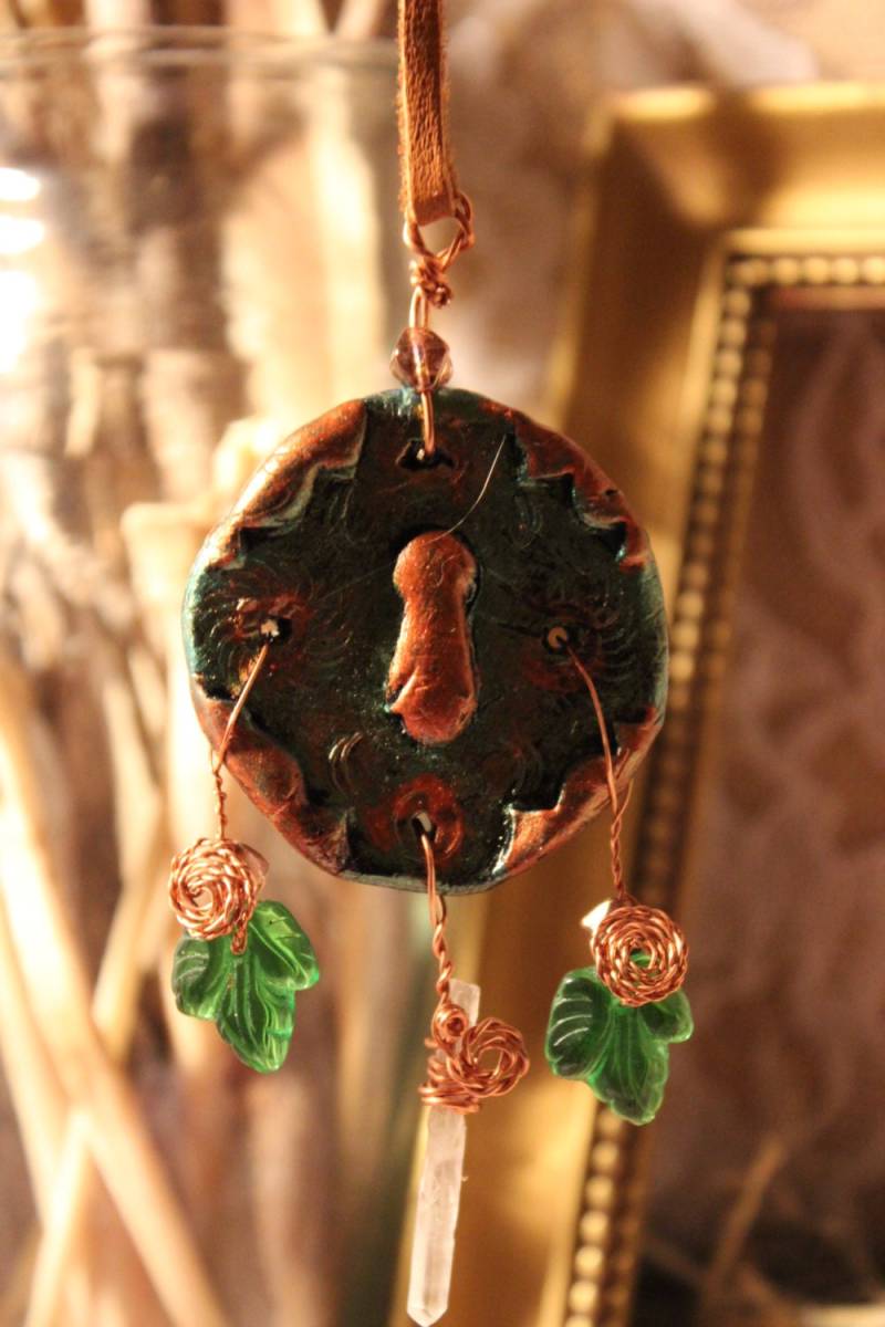 Rosette Mit Wirbel & Vintage Glas Blätter + Natürlicher Kristall - Metallic-Grün Kupfer Geformt von PleiadiaJewels