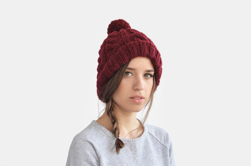 Handgestrickte Beanie in Burgund, Zopfmuster Damen Wintermütze Mit Pom Pom, Warme Bommelmütze, Herren Wollmütze, Benutzerdefinierte Farbe The von Plexida