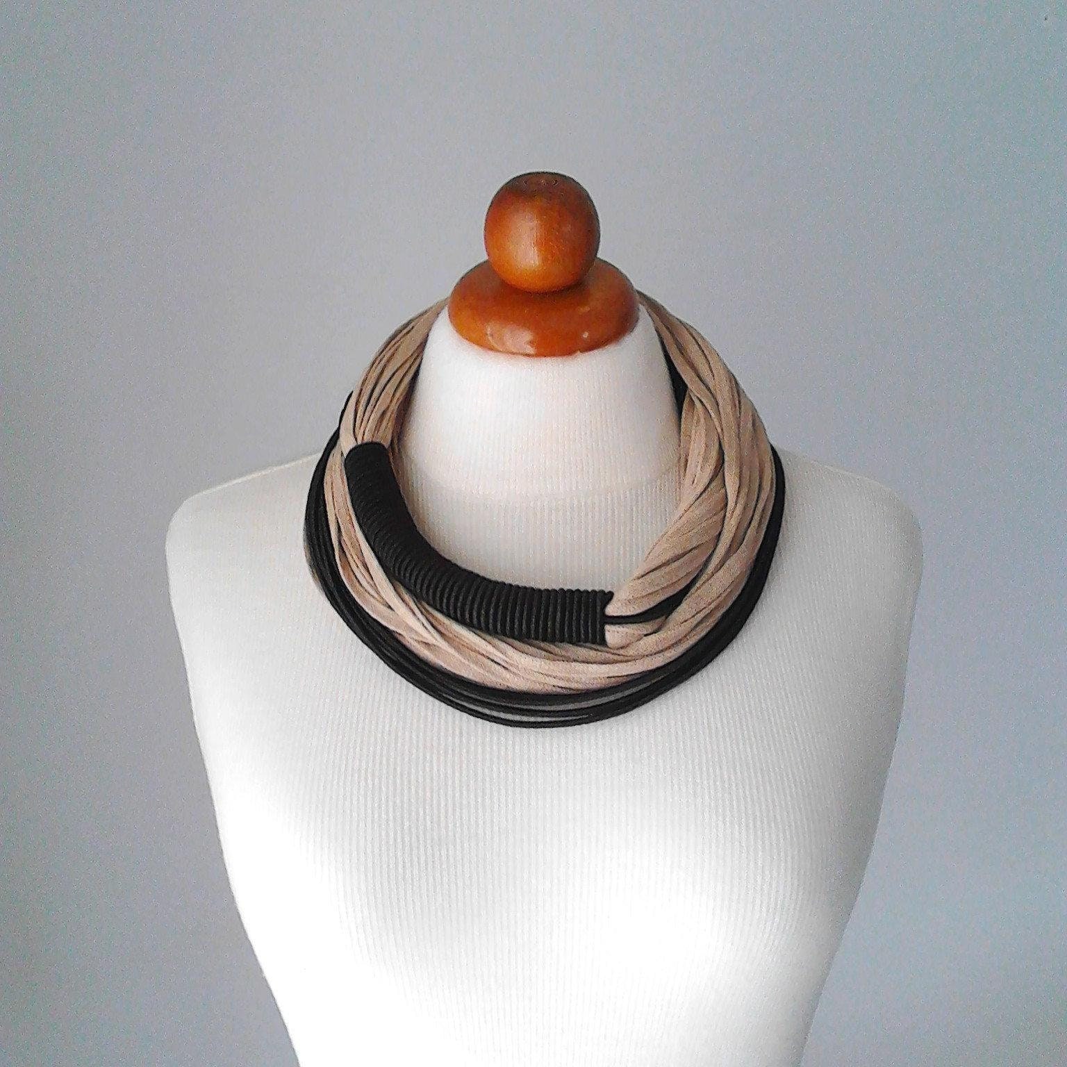 Chunky Fibre Art Halskette Handgemachte Beige & Schwarze Lätzchen von PlexisArt