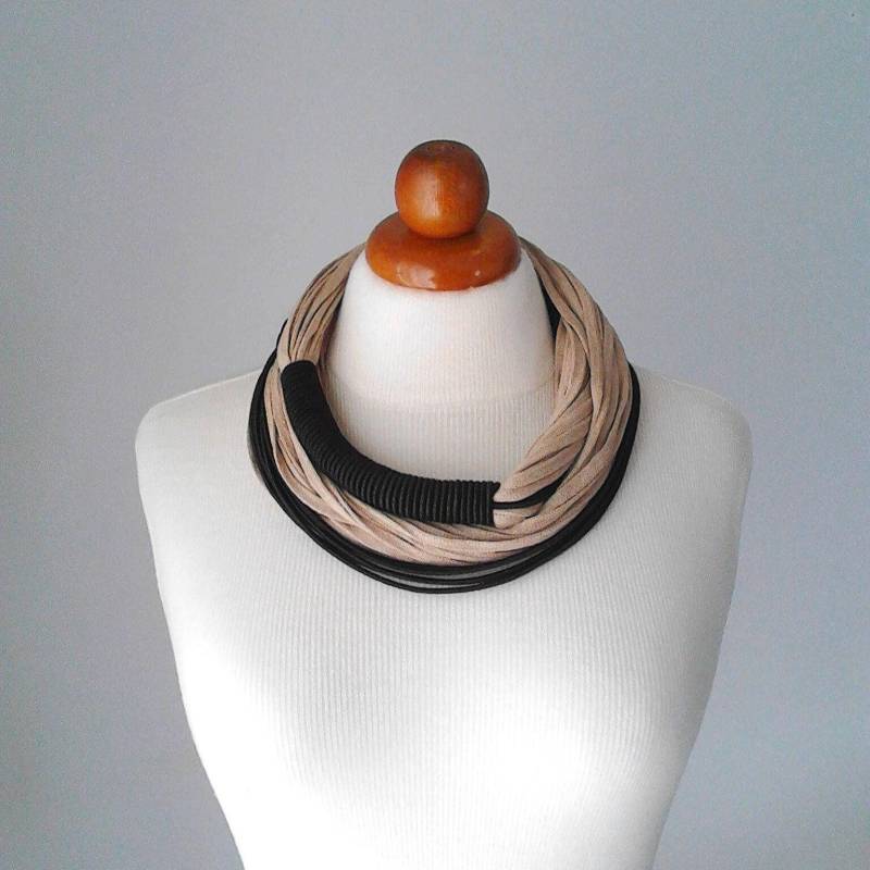 Chunky Fibre Art Halskette Handgemachte Beige & Schwarze Lätzchen von PlexisArt