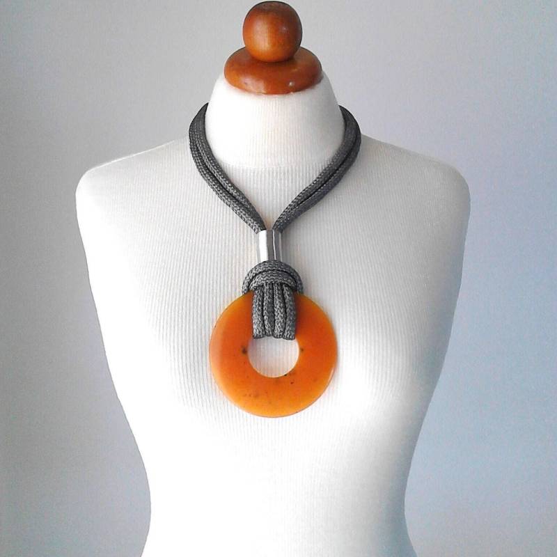 Handgemachte Orange Kreis Anhänger Halskette Chunky Silk Cord Statement Schmuck von PlexisArt