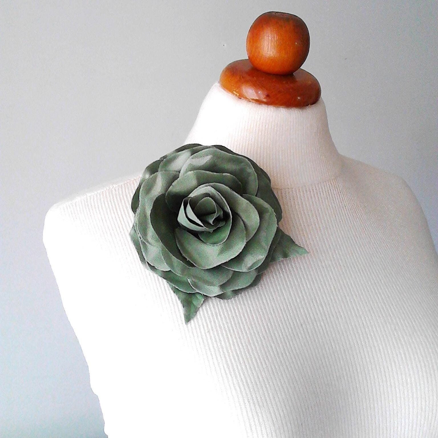 Große Blüten Broschen Rosen Große Stoffblüte Seidensatin Blumenbrosche Modebrosche Gelb Flieder Petrol Khaki Grün Smaragdgrün Große Blüten Broschen Rosen Große Stoffblüte Seidensatin Blumenbrosche Modebrosche Gelb Flieder Petrol Khaki Grün Smaragdgrün von PlexisArt