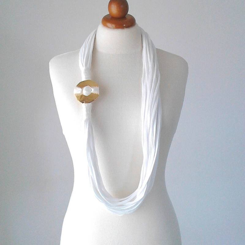 Handgefertigte Kette Mit Weißem Band Langer Boho Statement Schmuck von PlexisArt