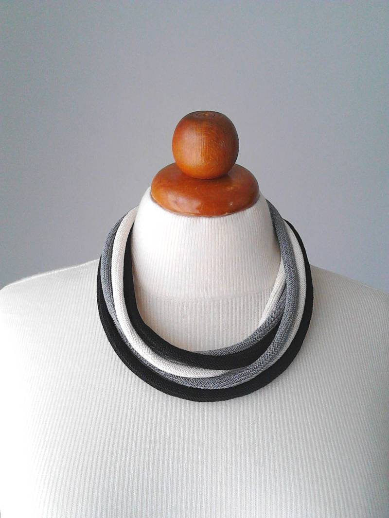 Handgefertigte Schwarz Weiß Graue Seidenkordel Halskette Lange Statement Schmuck von PlexisArt