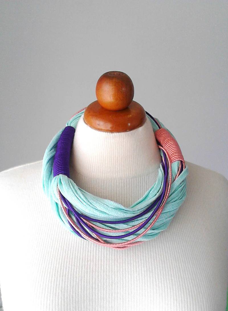 Handgemachte Baumwolle & Seide Bib Halskette Bunte Fibre Statement Piece von PlexisArt