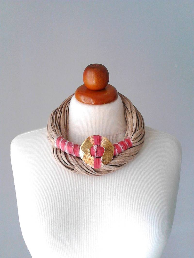 Handgemachte Beige Ribbon Halskette Gold Bib Statement Halsband von PlexisArt