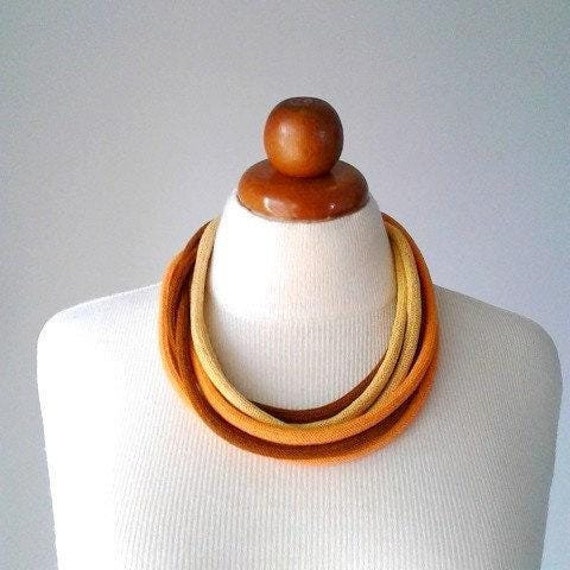 Handgemachte Orange Gelbe Seidenkordel-Halskette Vielseitiges Boho-Chic-statement von PlexisArt