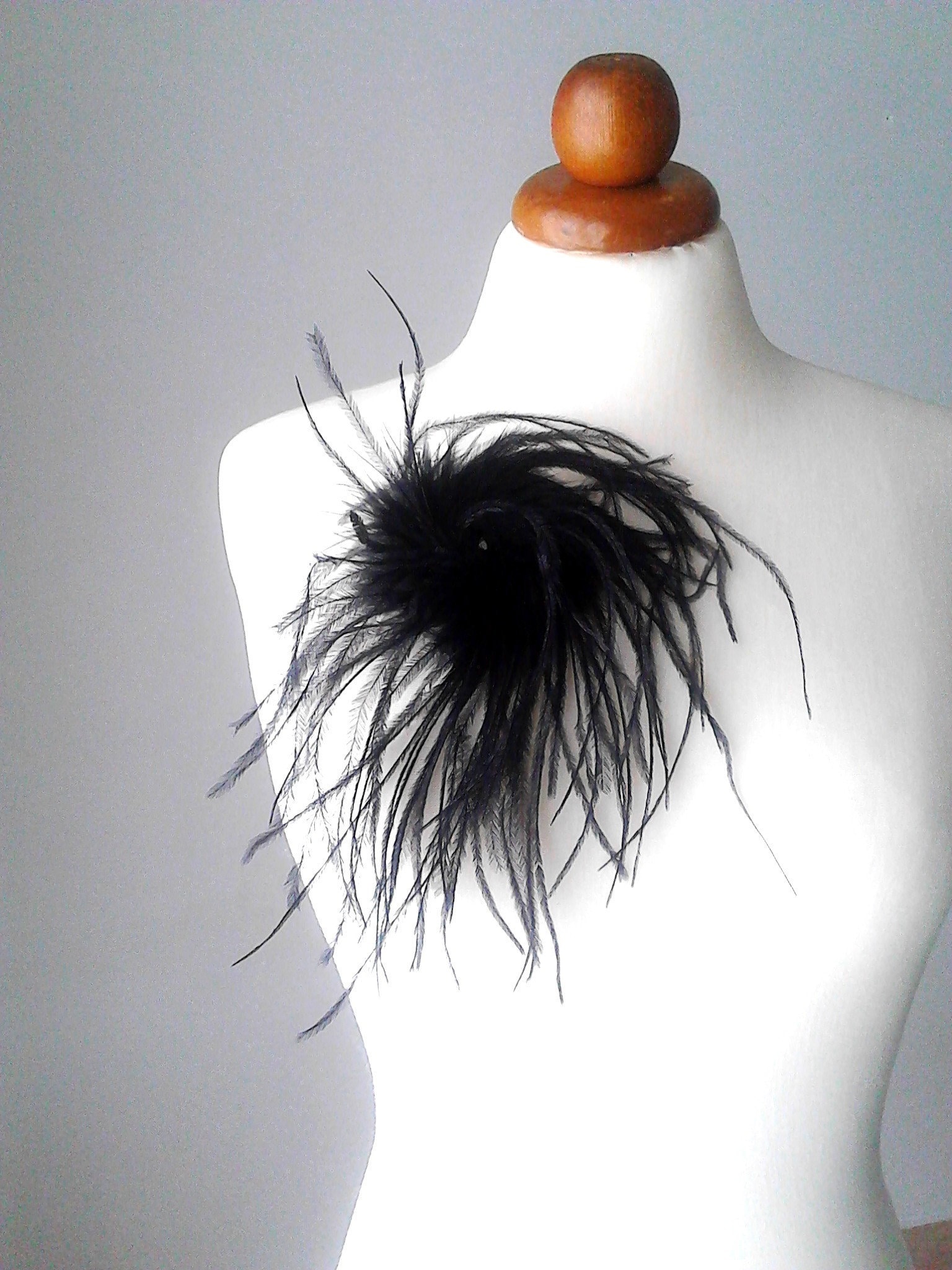 Handgemachte Schwarze Straußenfeder Brosche von PlexisArt