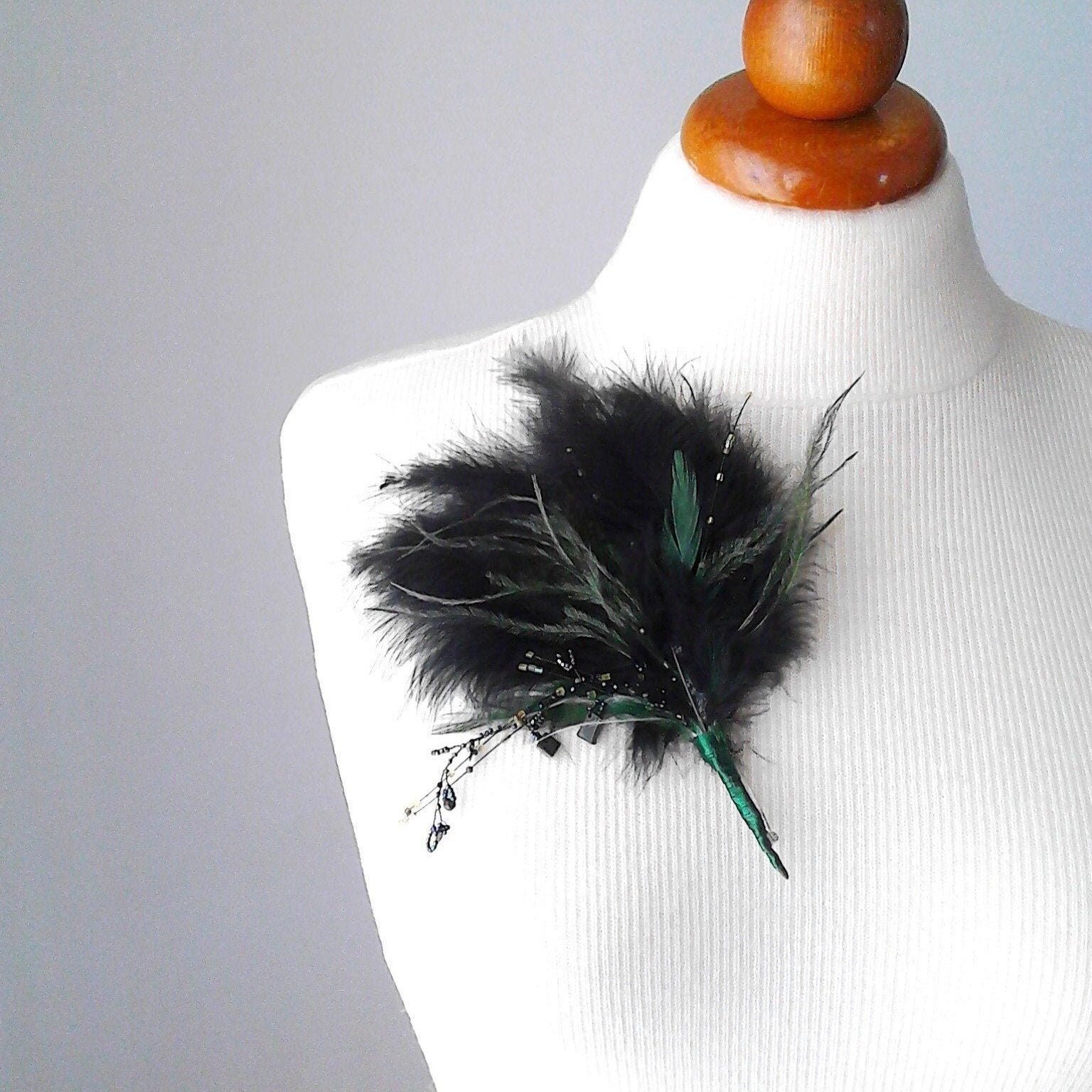Handgemachte Straußenfeder Brosche Anstecknadel Mit Glasperlen von PlexisArt