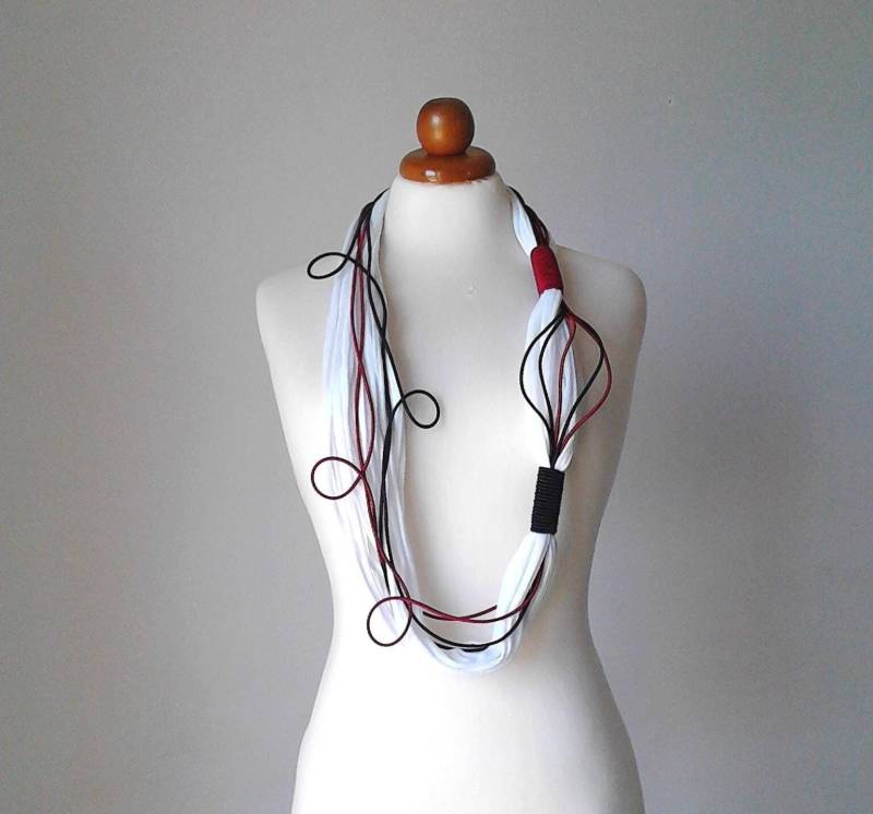 Handgemachte Weißer Schal Halskette Chunky Fabric Jewelry von PlexisArt