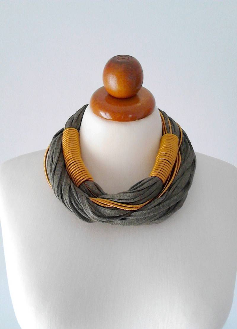 Massive Olivgrüne Statement Kette Handgemachtes Grobstrick Gold Halsband von PlexisArt