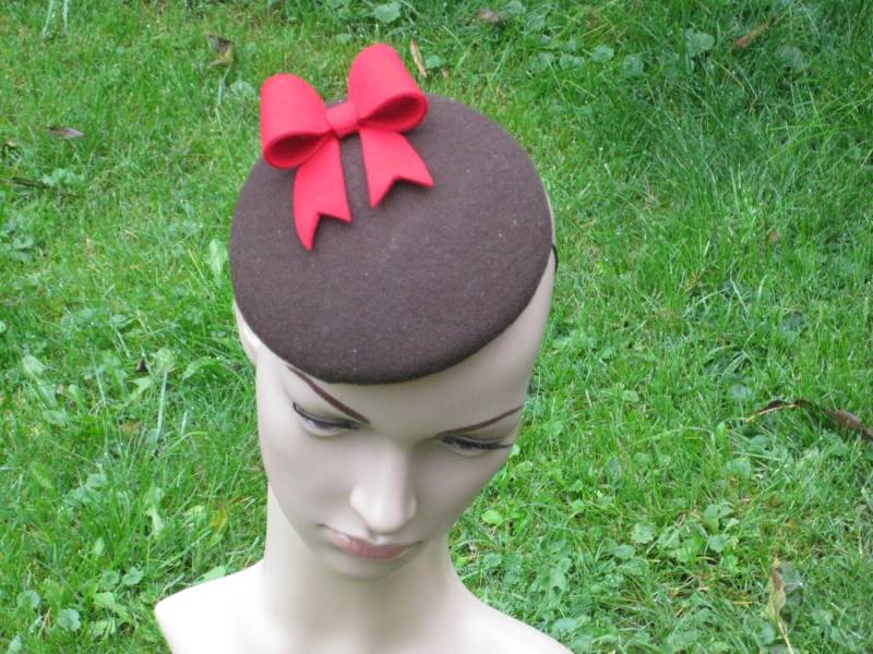 Brauner Filz Baskenmütze Mit Roter Schleife von PlimAkBanza